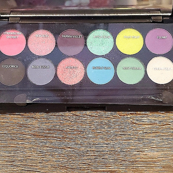 Sleek eyeshadow palette - Picture 1 of 5